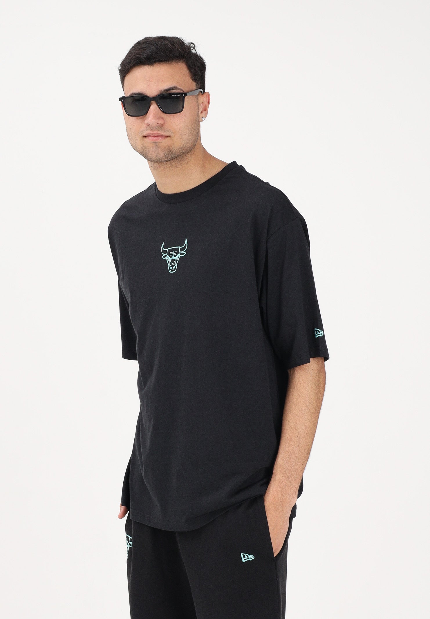 NEW ERA T-shirt a manica corta Oversized Chicago Bulls NBA League Essential nera per uomo e donna 60771515 . NEW ERA 