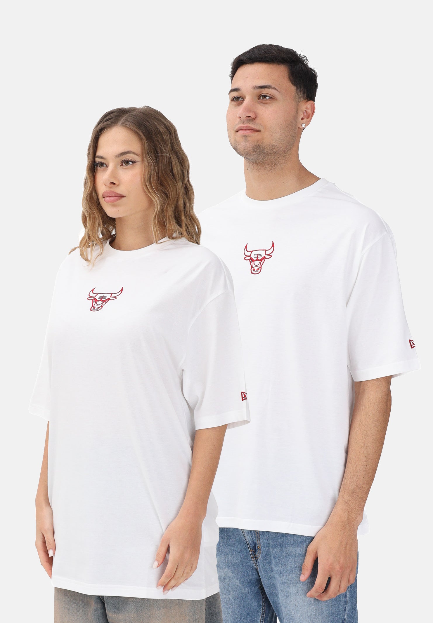 NEW ERA T-shirt a manica corta Oversized Chicago Bulls NBA League Essential bianca per uomo e donna 60771518 . NEW ERA 