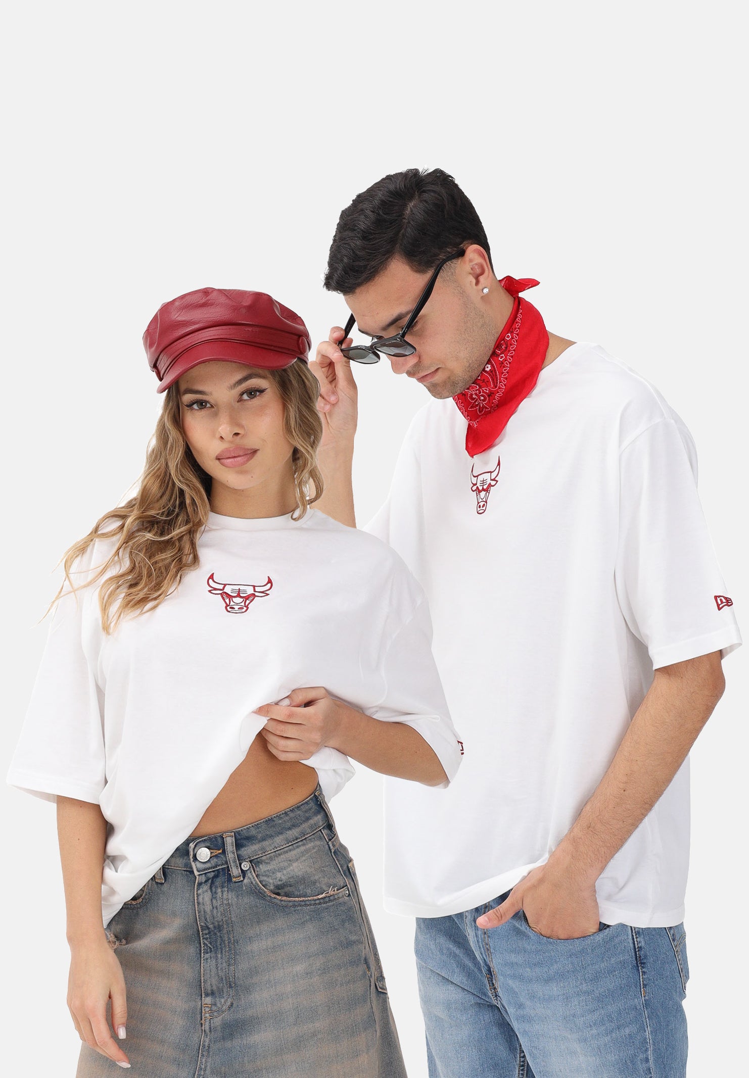 NEW ERA T-shirt a manica corta Oversized Chicago Bulls NBA League Essential bianca per uomo e donna 60771518 . NEW ERA 