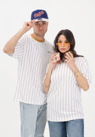 NEW ERA T-shirt a manica corta Oversized New Era Pinstripe bianca e senape per uomo e donna 60856223 . NEW ERA 