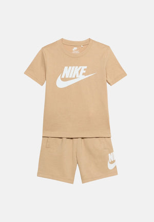 NIKE Completino CLUB TEE beige per bambino e bambina con stampa logo 86L596 X0L NIKE 