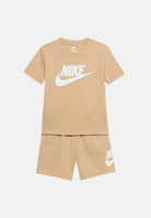 NIKE Completino CLUB TEE beige per bambino e bambina con stampa logo 86L596 X0L NIKE 