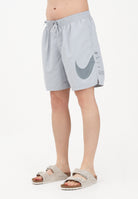 NIKE Shorts mare grigio da uomo con stampa NESSF508 051 NIKE 
