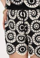 ONLY Shorts panna e nero da donna in tessuto lavorato macramè 15373523 BLBI ONLY 