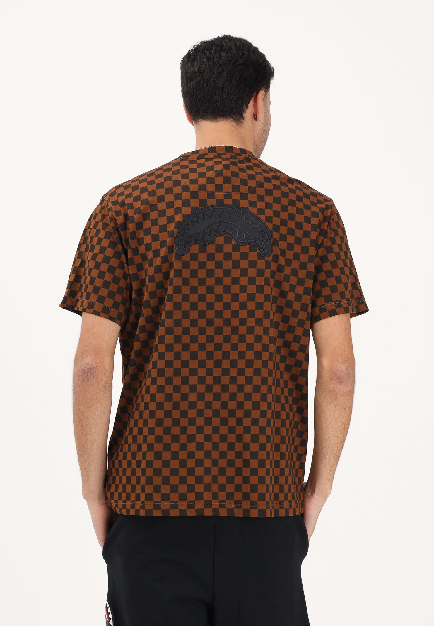 SPRAYGROUND T-shirt a manica corta marrone da uomo con motivo a schacchi SP837 . SPRAYGROUND 