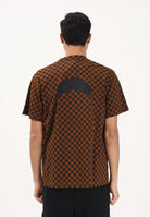 SPRAYGROUND T-shirt a manica corta marrone da uomo con motivo a schacchi SP837 . SPRAYGROUND 