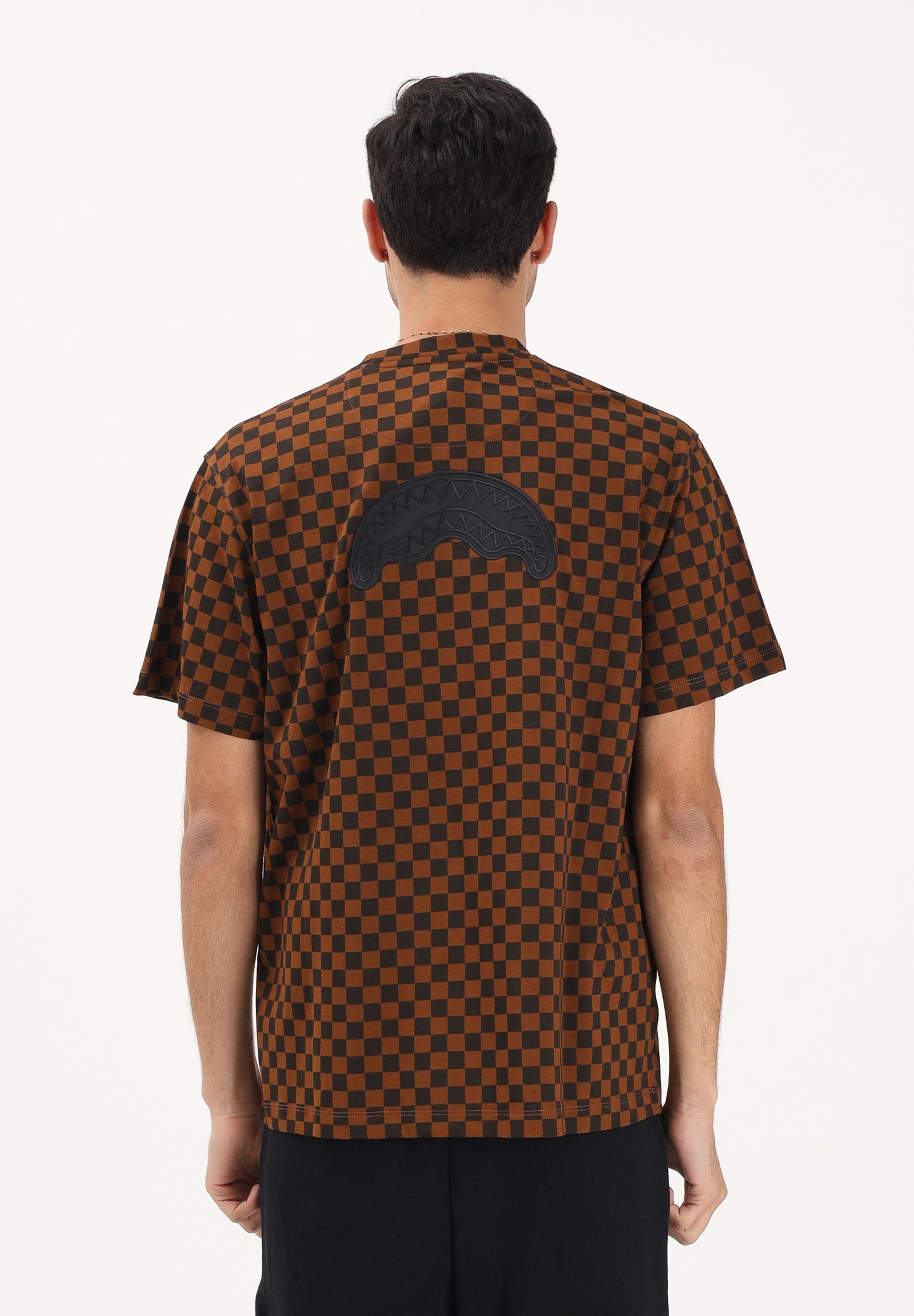 SPRAYGROUND T-shirt a manica corta marrone da uomo con motivo a schacchi SP837 . SPRAYGROUND 