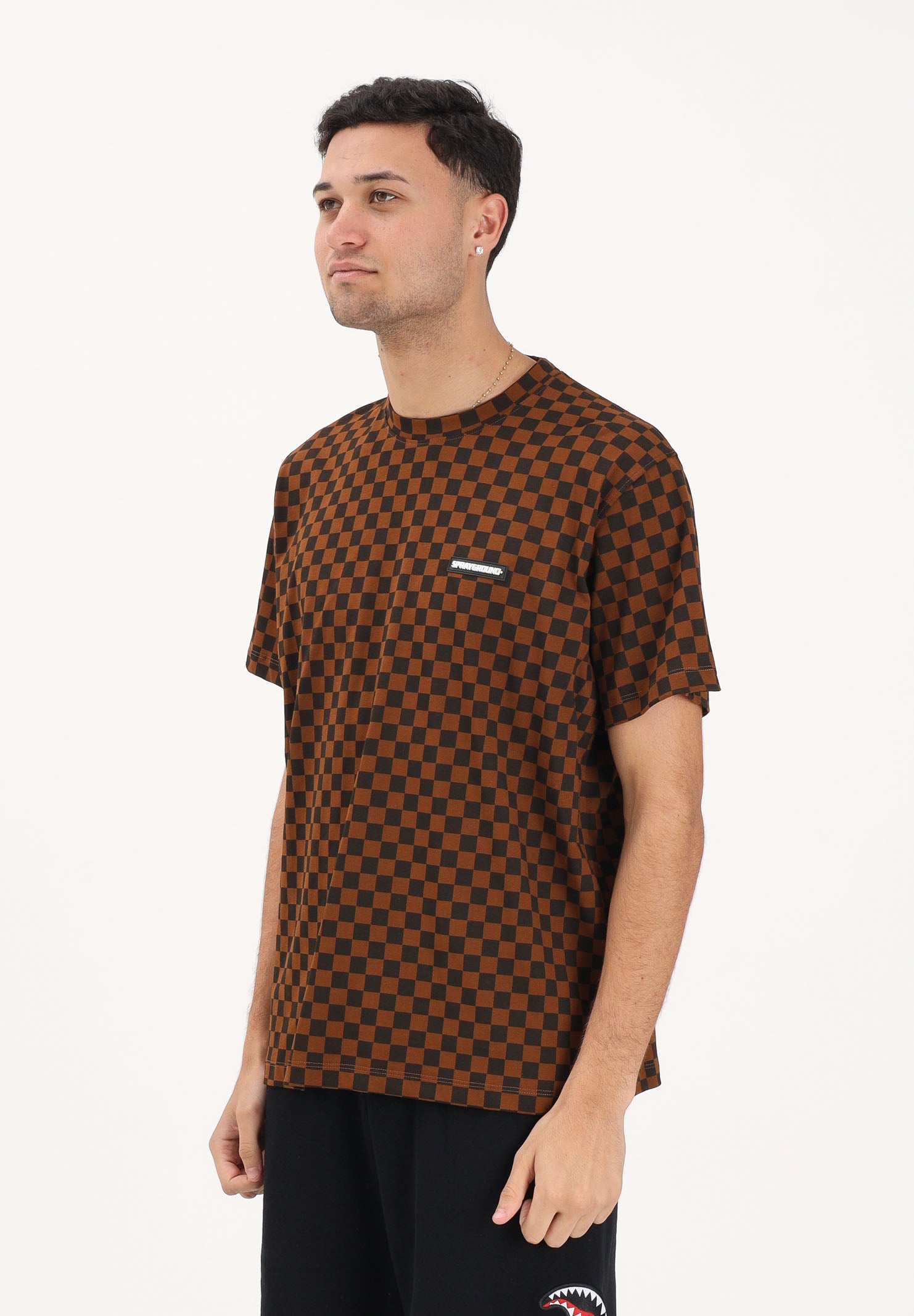 SPRAYGROUND T-shirt a manica corta marrone da uomo con motivo a schacchi SP837 . SPRAYGROUND 