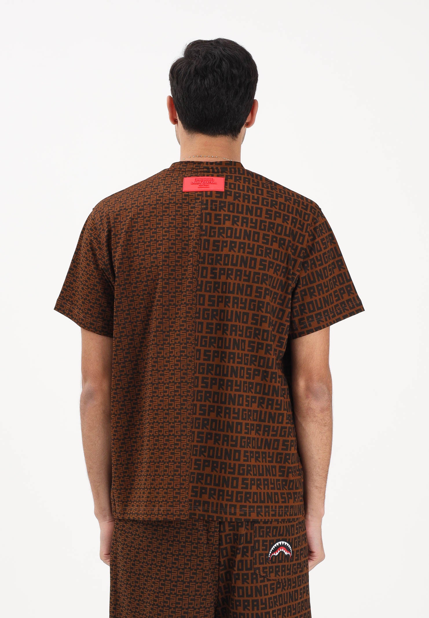 SPRAYGROUND T-shirt a manica corta marrone da uomo con doppia fantasia SP839 . SPRAYGROUND 