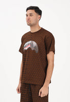 SPRAYGROUND T-shirt a manica corta marrone da uomo con doppia fantasia SP839 . SPRAYGROUND 