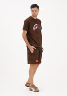 SPRAYGROUND Shorts sportivo marrone da uomo con doppia stampa all-over SP840E . SPRAYGROUND 