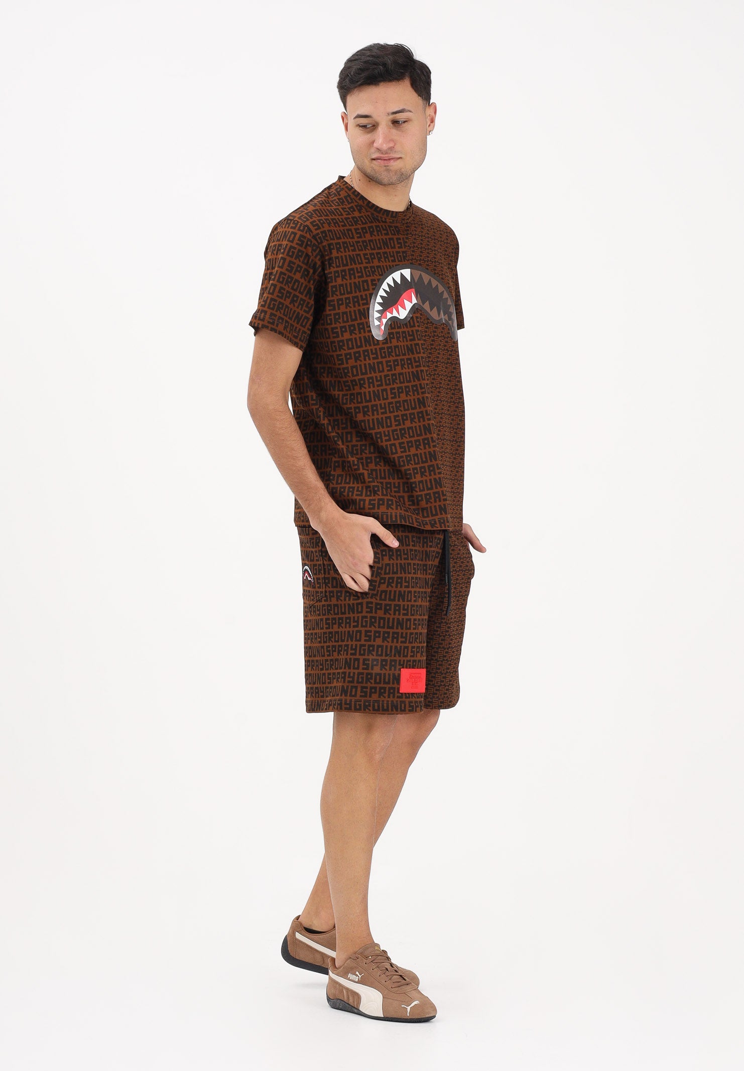 SPRAYGROUND Shorts sportivo marrone da uomo con doppia stampa all-over SP840E . SPRAYGROUND 