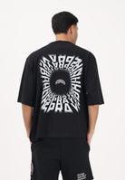 SPRAYGROUND T-shirt a manica corta nera da uomo con stampa sul retro SP901 . SPRAYGROUND 