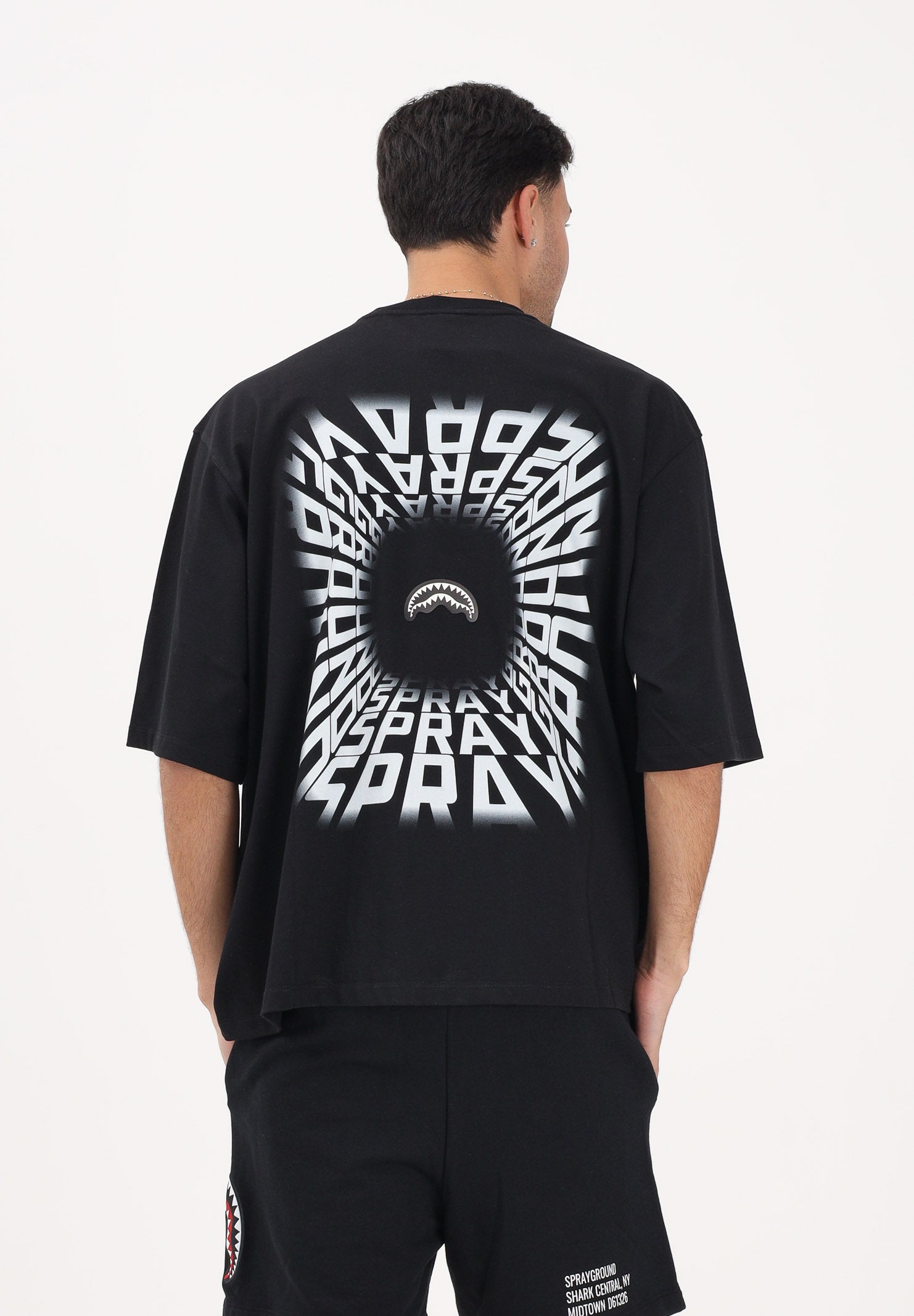 SPRAYGROUND T-shirt a manica corta nera da uomo con stampa sul retro SP901 . SPRAYGROUND 