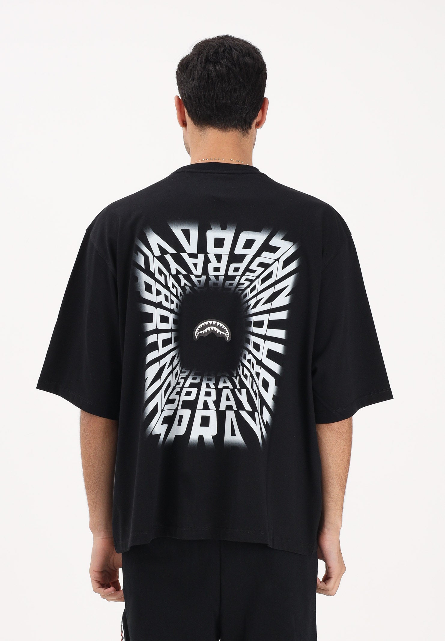 SPRAYGROUND T-shirt a manica corta nera da uomo con stampa sul retro SP901 . SPRAYGROUND 