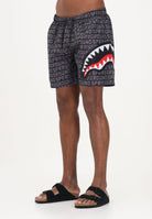 SPRAYGROUND Shorts mare nero da uomo con lettering all-over SP917GREY . SPRAYGROUND 