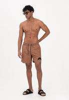 SPRAYGROUND Shorts mare marrone da uomo con patch shark SP925BRWN . SPRAYGROUND 