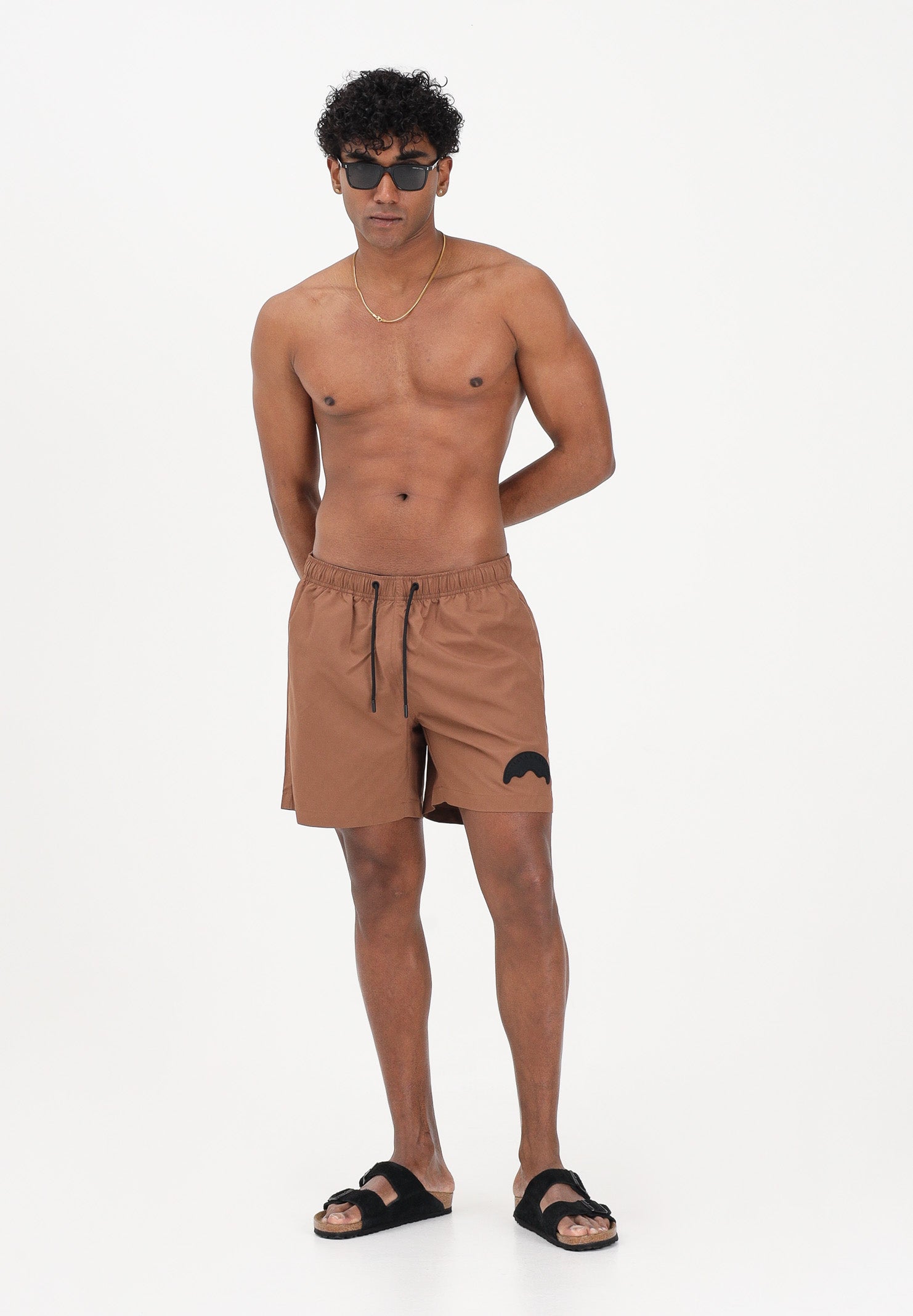 SPRAYGROUND Shorts mare marrone da uomo con patch shark SP925BRWN . SPRAYGROUND 