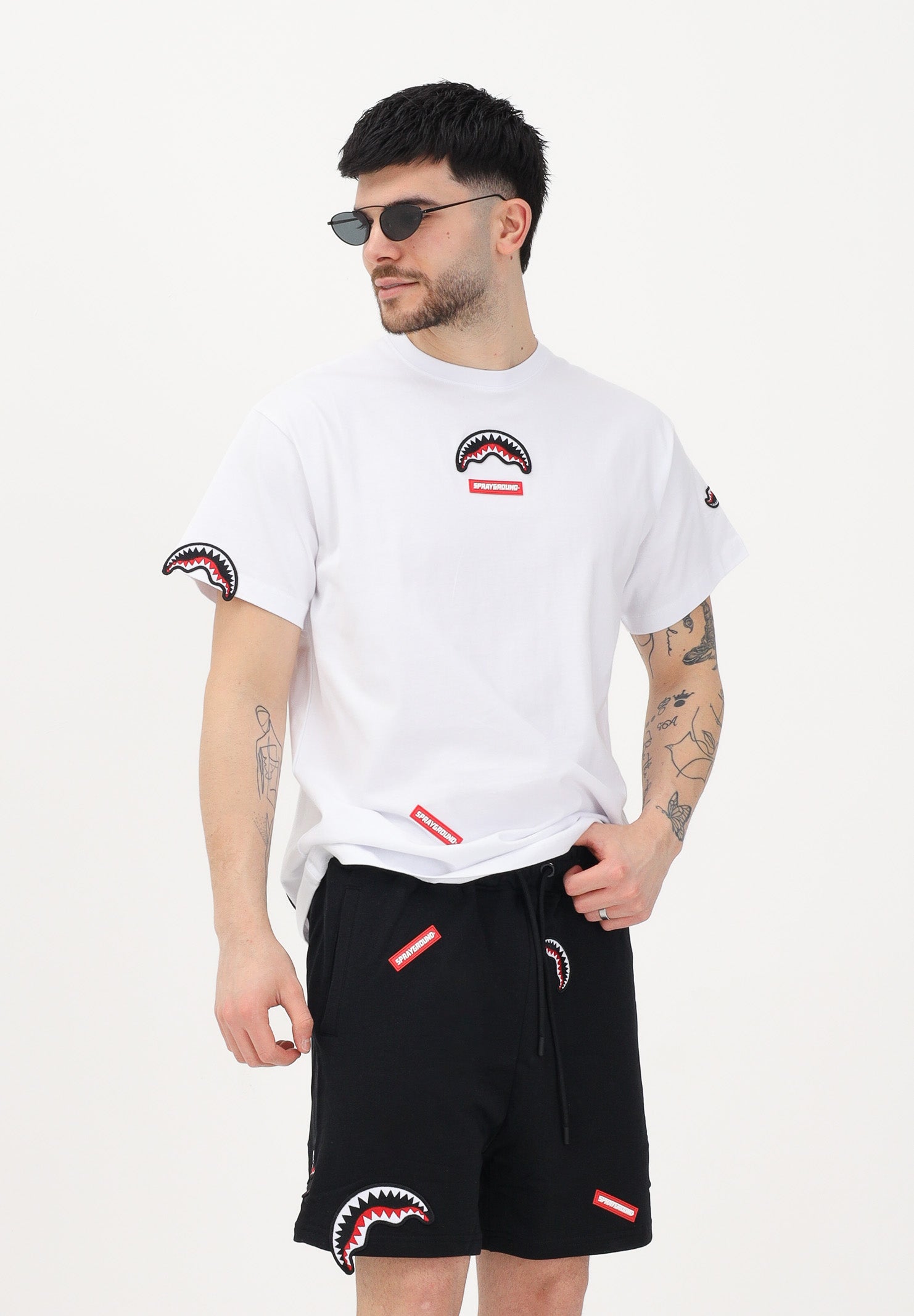 SPRAYGROUND T-shirt a manica corta bianca da uomo con dettagli grafici "shark" SP846WHT . SPRAYGROUND 