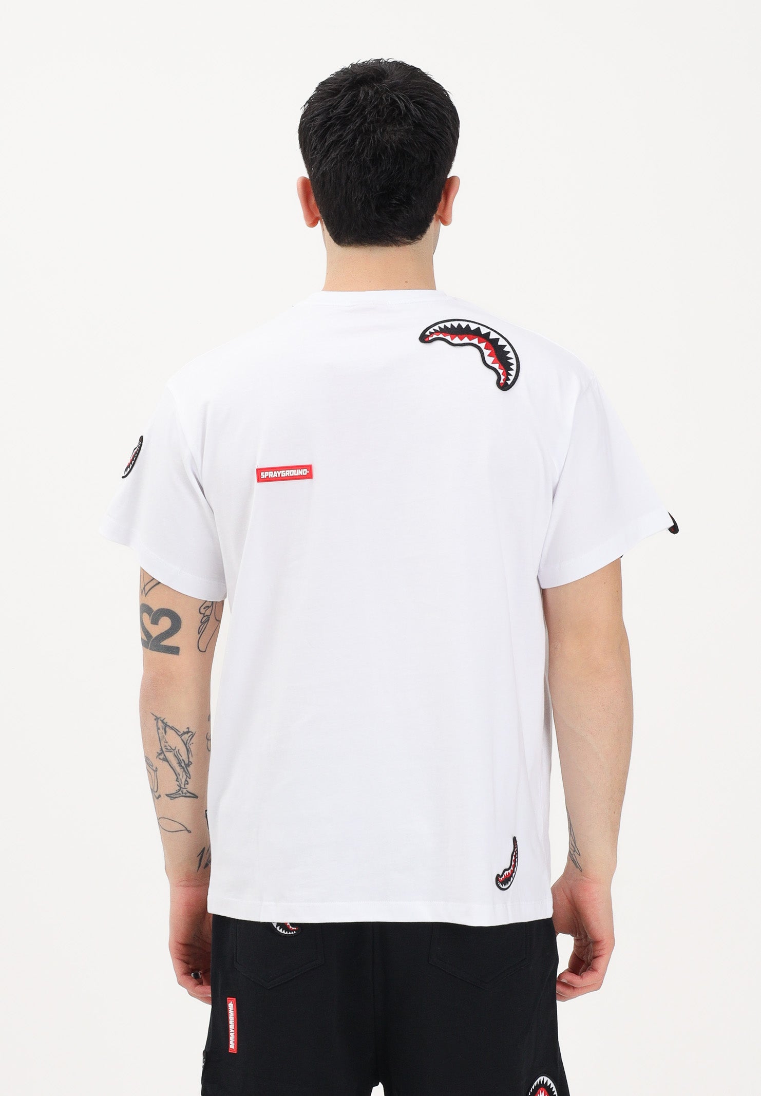 SPRAYGROUND T-shirt a manica corta bianca da uomo con dettagli grafici "shark" SP846WHT . SPRAYGROUND 
