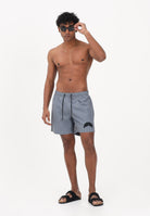 SPRAYGROUND Shorts mare grigio da uomo con patch shark SP925GREY . SPRAYGROUND 