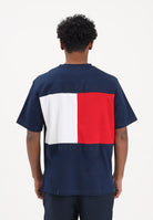 TOMMY HILFIGER T-shirt a manica corta blu da uomo con maxi stampa flag MW0MW42382 DCC TOMMY HILFIGER 