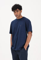 TOMMY HILFIGER T-shirt a manica corta blu da uomo con maxi stampa flag MW0MW42382 DCC TOMMY HILFIGER 