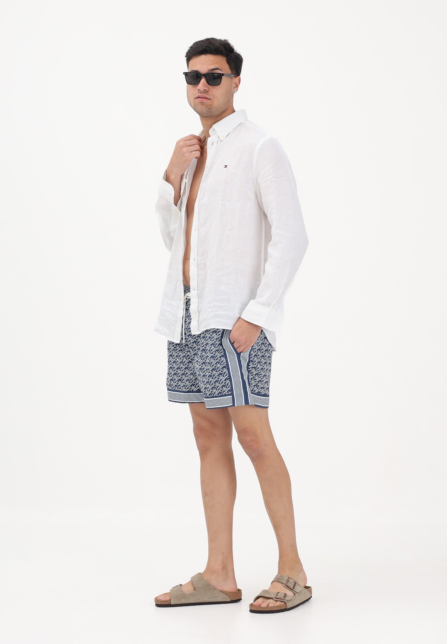 TOMMY HILFIGER Shorts mare blu da uomo con fantasia monogram UM0UM03822 0YC TOMMY HILFIGER 