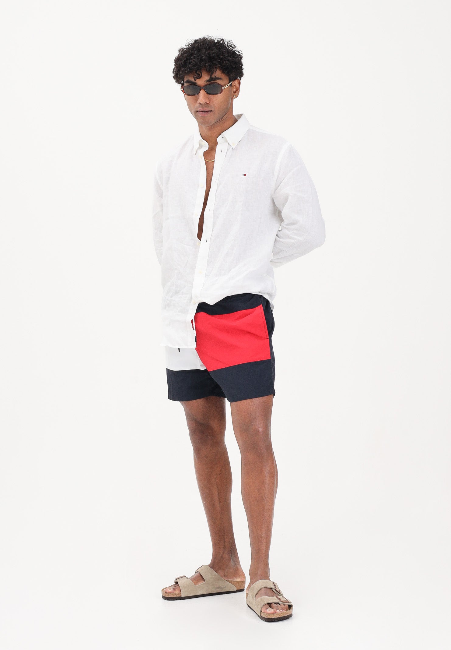 TOMMY HILFIGER Shorts mare blu da uomo con grafica color block UM0UM03840 DW5 TOMMY HILFIGER 