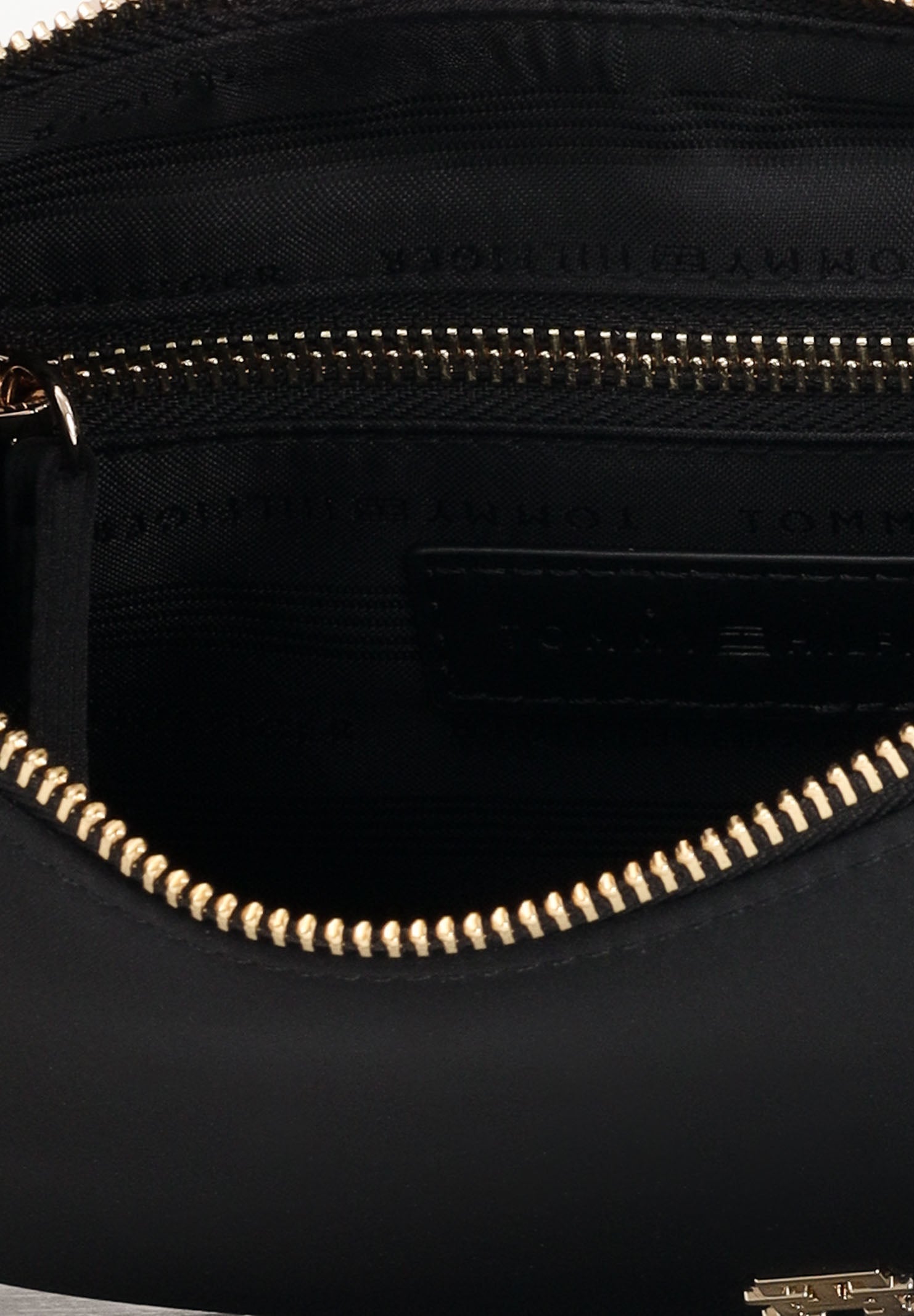 TOMMY HILFIGER Borsa hobo in raso nero da donna AW0AW18236 BDS TOMMY HILFIGER 