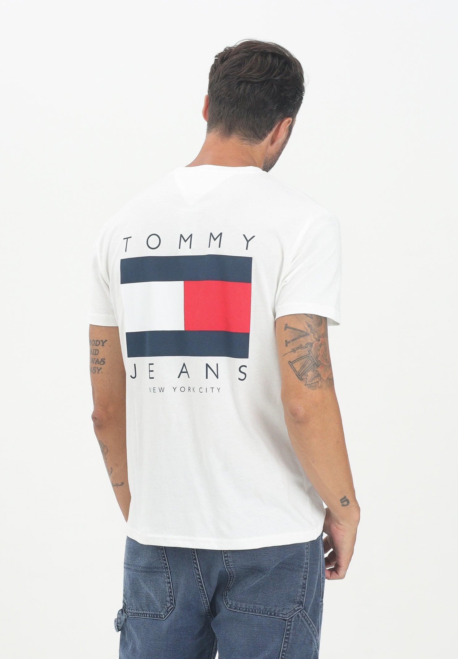 TOMMY JEANS T-shirt a manica corta bianca da uomo con maxi logo sul retro DM0DM21910YBL . TOMMY JEANS 
