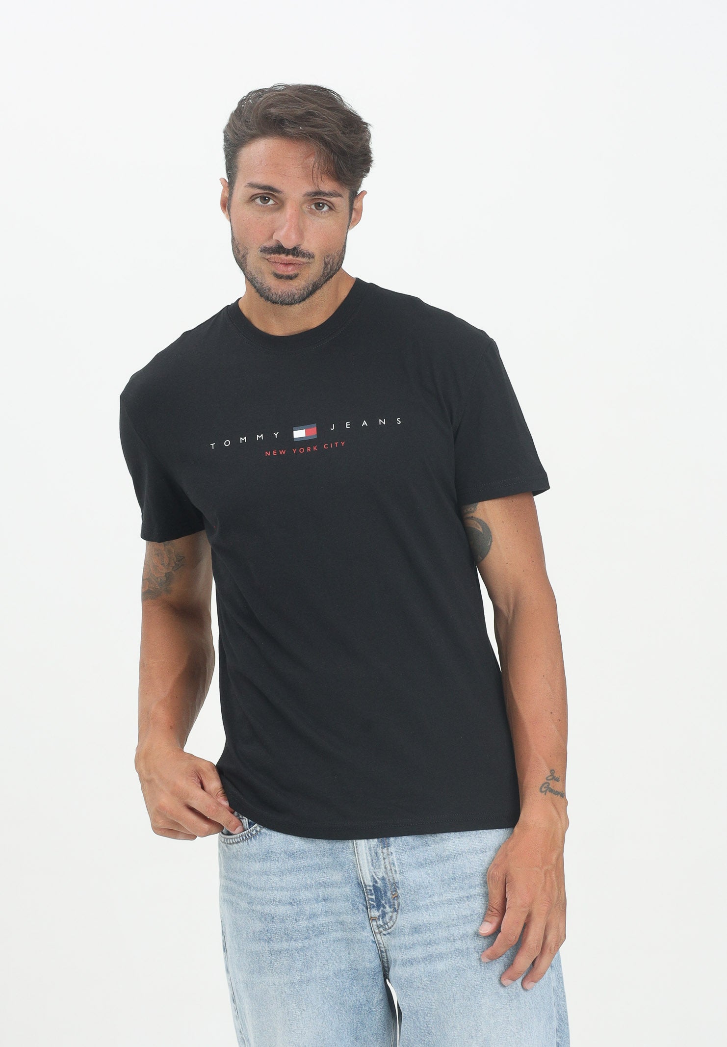 TOMMY JEANS T-shirt a manica corta nera da uomo con logo DM0DM21911BDS . TOMMY JEANS 