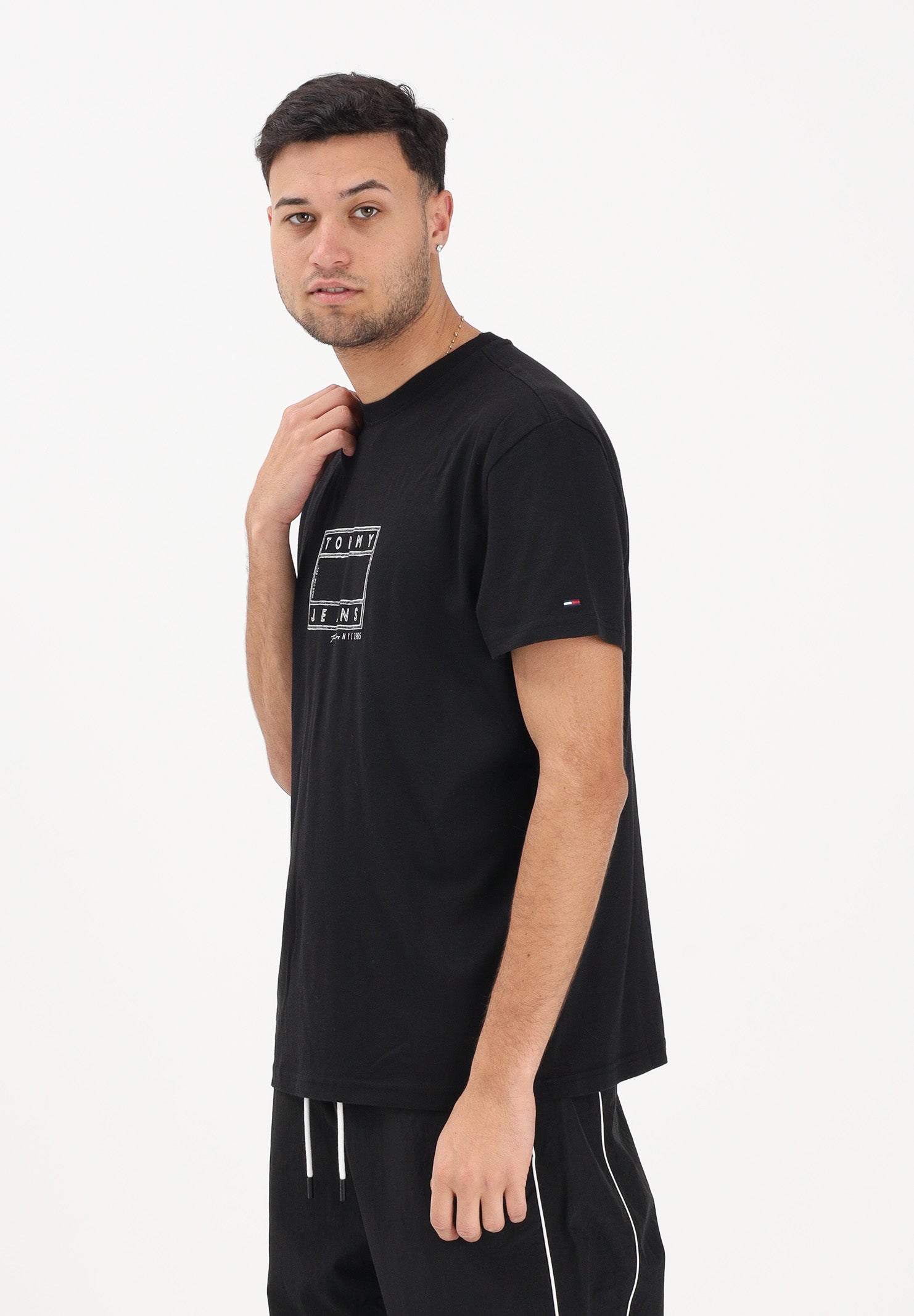 TOMMY JEANS T-shirt a manica corta nera da uomo con logo a timbro DM0DM22317 BDS TOMMY JEANS 