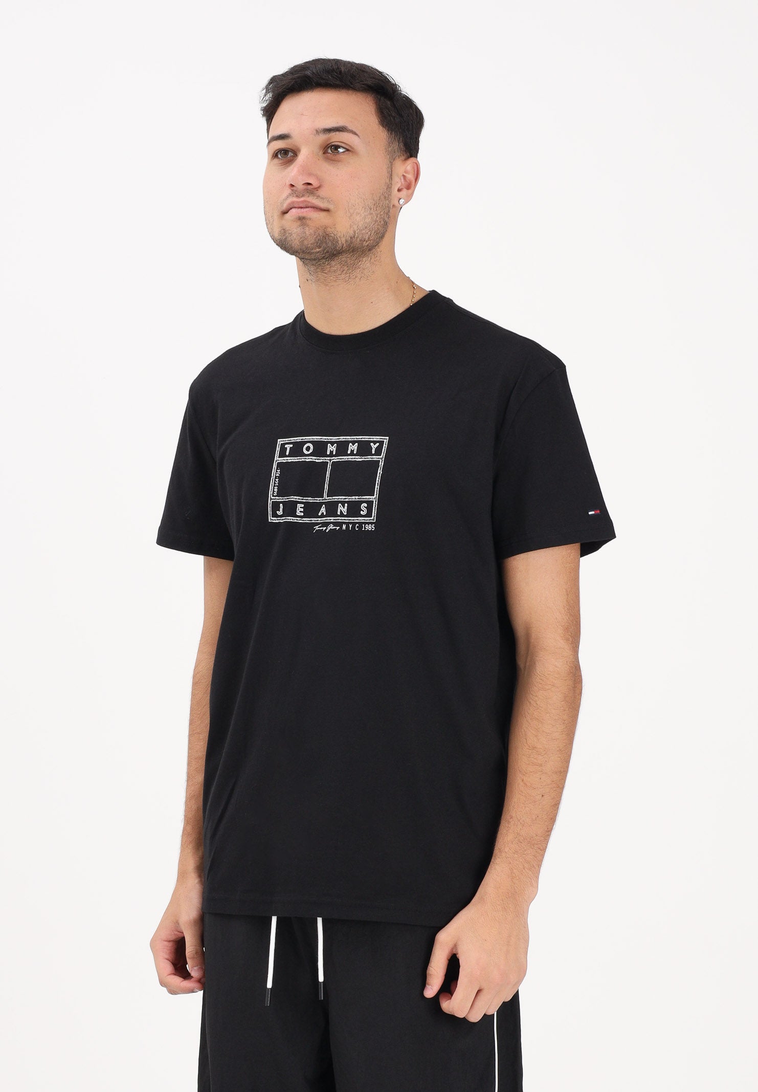 TOMMY JEANS T-shirt a manica corta nera da uomo con logo a timbro DM0DM22317 BDS TOMMY JEANS 