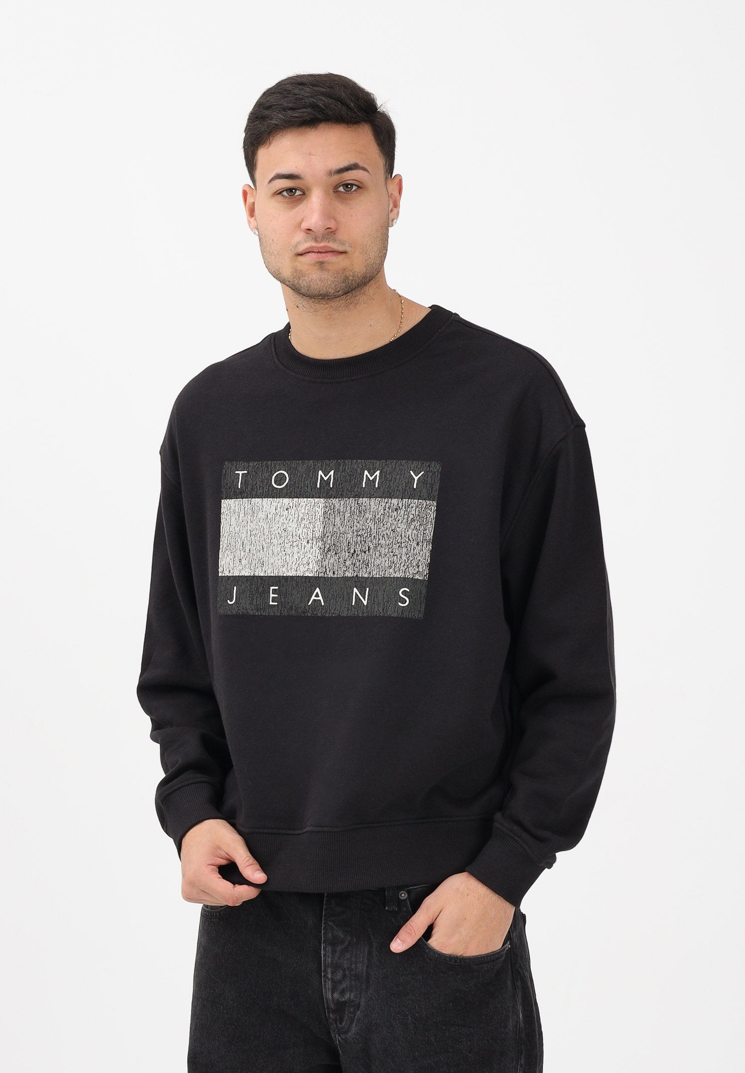 TOMMY JEANS Felpa girocollo nera da uomo stile '90s con distintivo DM0DM22384 BDS TOMMY JEANS 