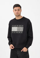 TOMMY JEANS Felpa girocollo nera da uomo stile '90s con distintivo DM0DM22384 BDS TOMMY JEANS 