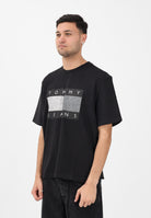 TOMMY JEANS T-shirt a manica corta nera da uomo con stampa logo effetto consumato DM0DM22463 BDS TOMMY JEANS 