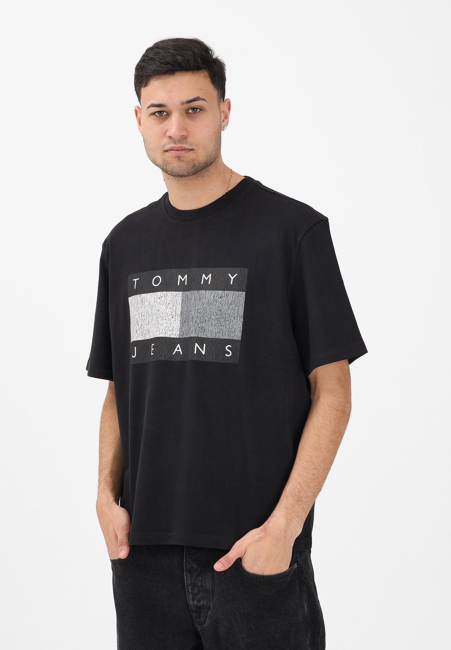 TOMMY JEANS T-shirt a manica corta nera da uomo con stampa logo effetto consumato DM0DM22463 BDS TOMMY JEANS 