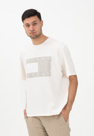 TOMMY JEANS T-shirt a manica corta panna da uomo con stampa logo effetto consumato DM0DM22463 YBH TOMMY JEANS 