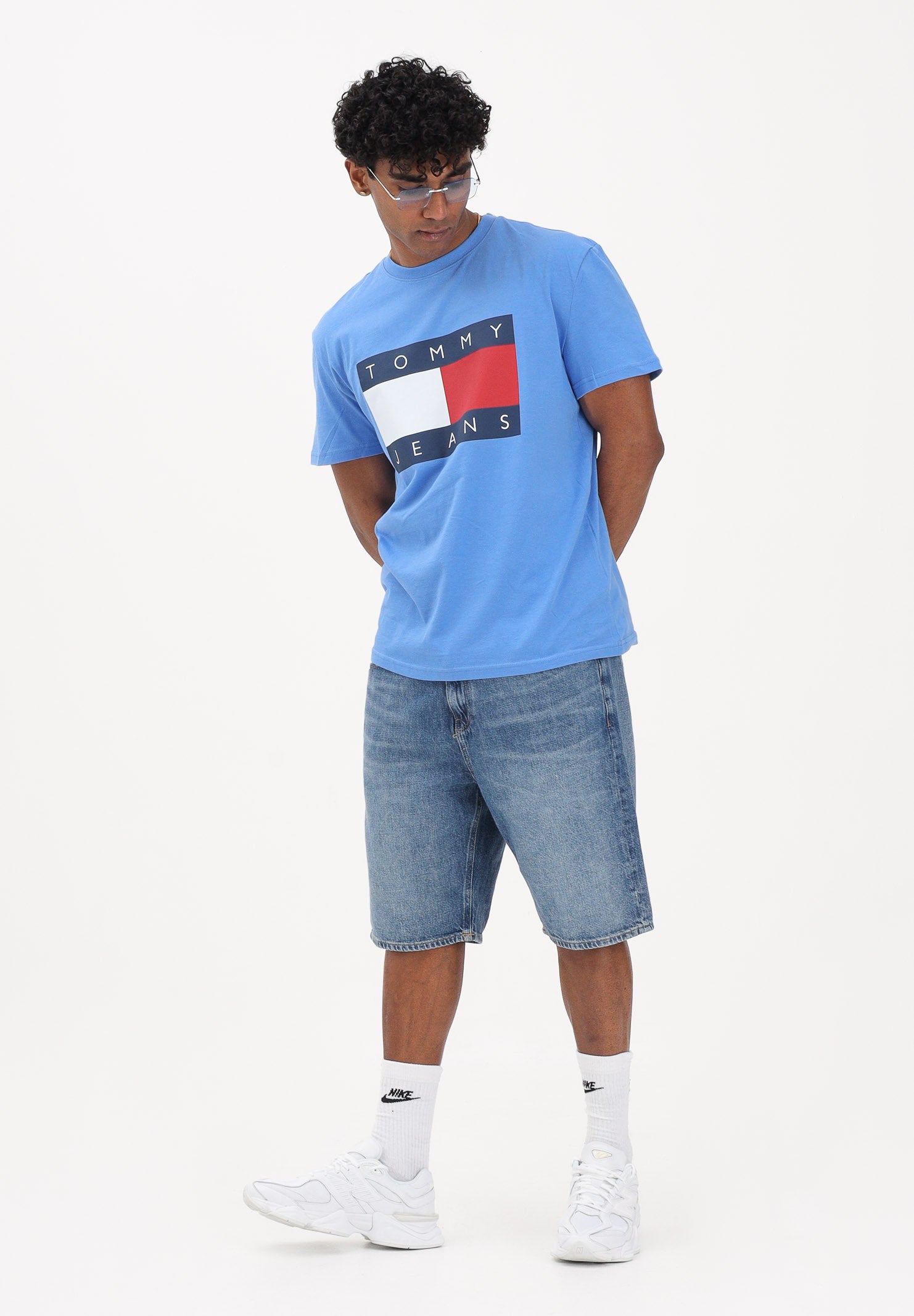 TOMMY JEANS T-shirt a manica corta Flag Badge azzurra da uomo DM0DM22645 C38 TOMMY JEANS 