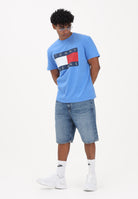 TOMMY JEANS T-shirt a manica corta Flag Badge azzurra da uomo DM0DM22645 C38 TOMMY JEANS 