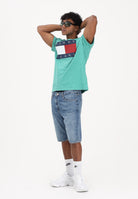 TOMMY JEANS T-shirt a manica corta Flag Badge verde da uomo DM0DM22645 L5Y TOMMY JEANS 