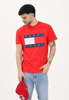 TOMMY JEANS T-shirt a manica corta Flag Badge rossa da uomo DM0DM22645 XL8 TOMMY JEANS 