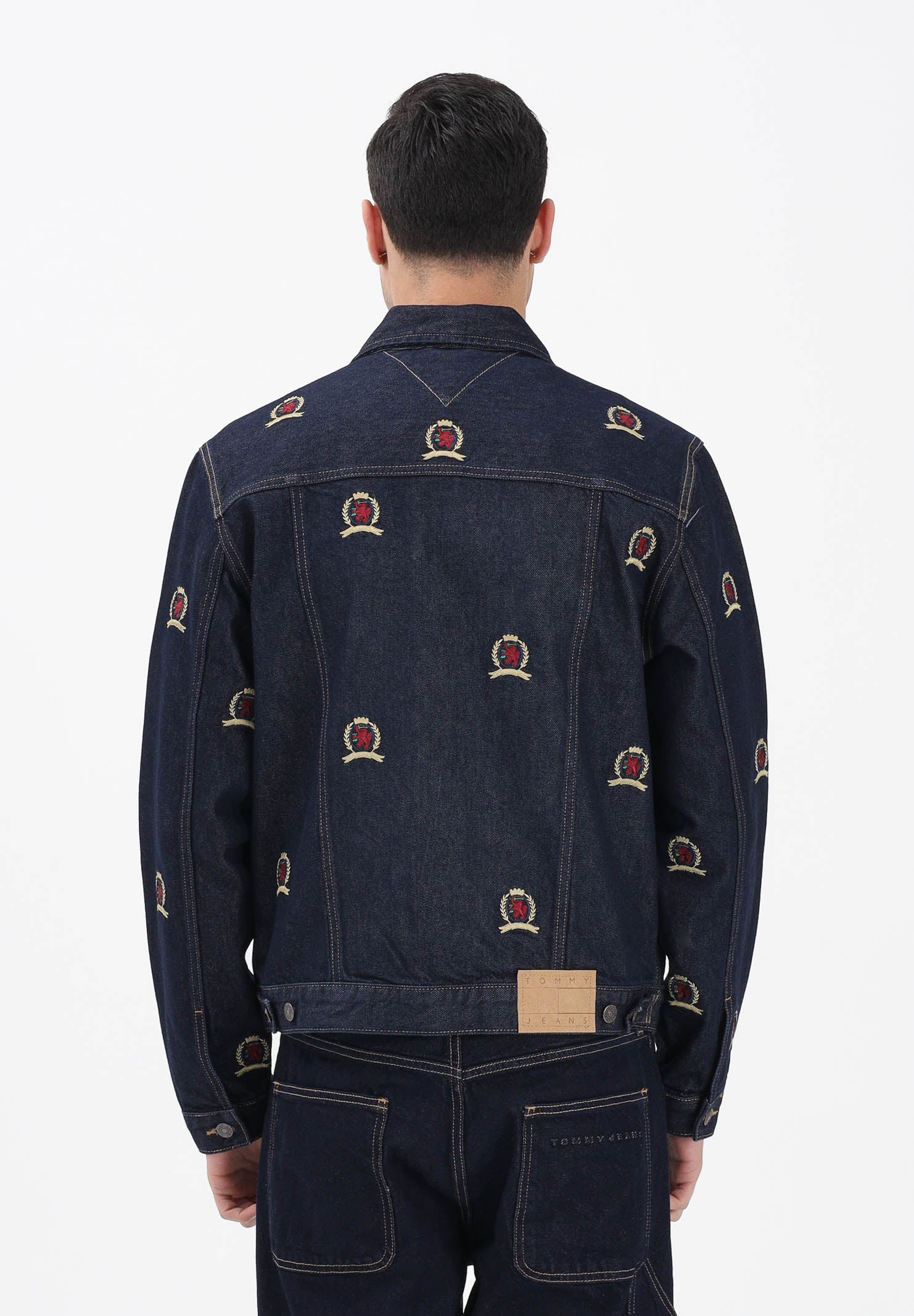 TOMMY JEANS Giubbotto Ryan in denim blu scuro da uomo con ricamo stemmi DM0DM22988 1BK TOMMY JEANS 