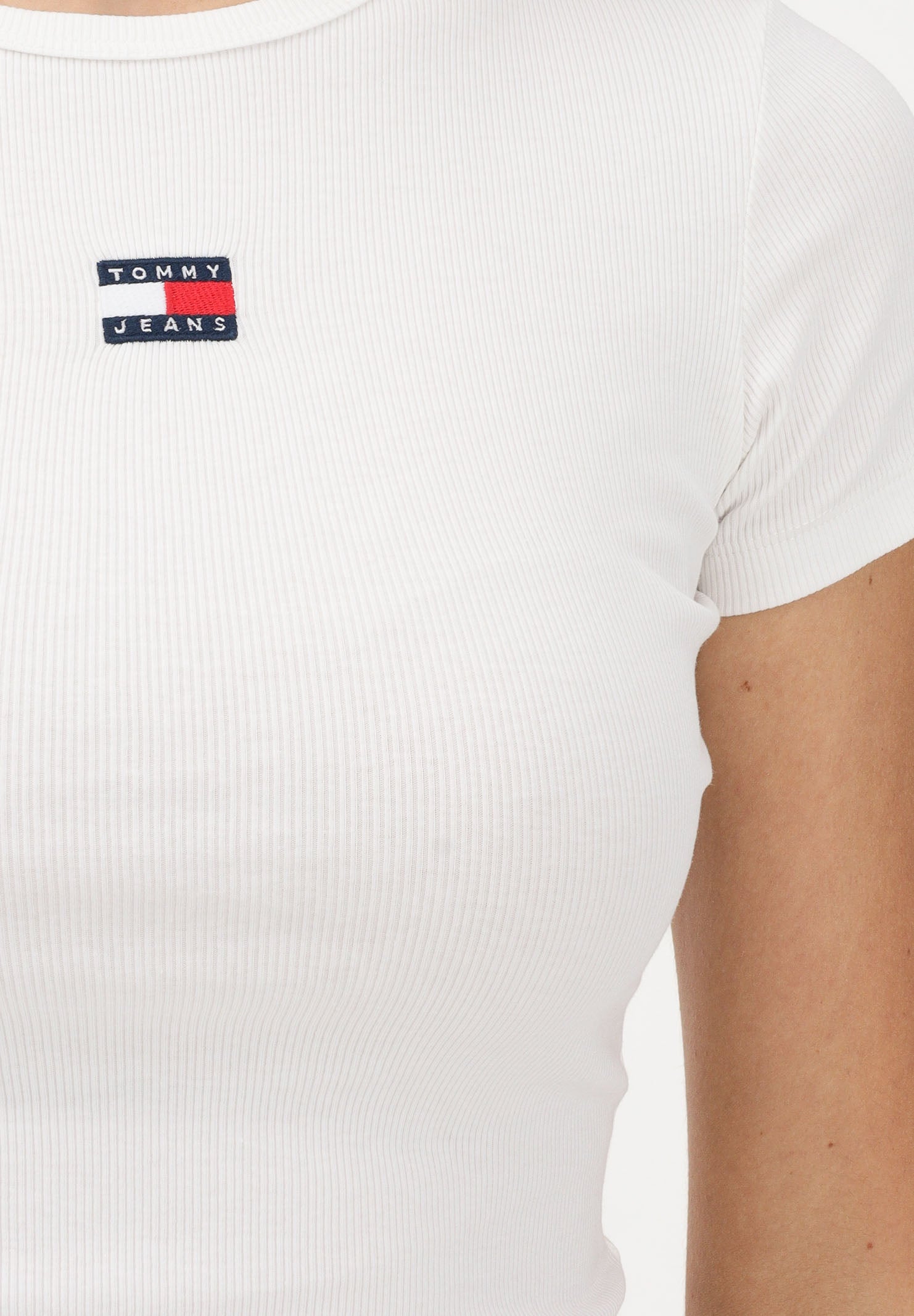 TOMMY JEANS T-shirt a manica corta bianca da donna con patch logo DW0DW17881 YBL TOMMY JEANS 