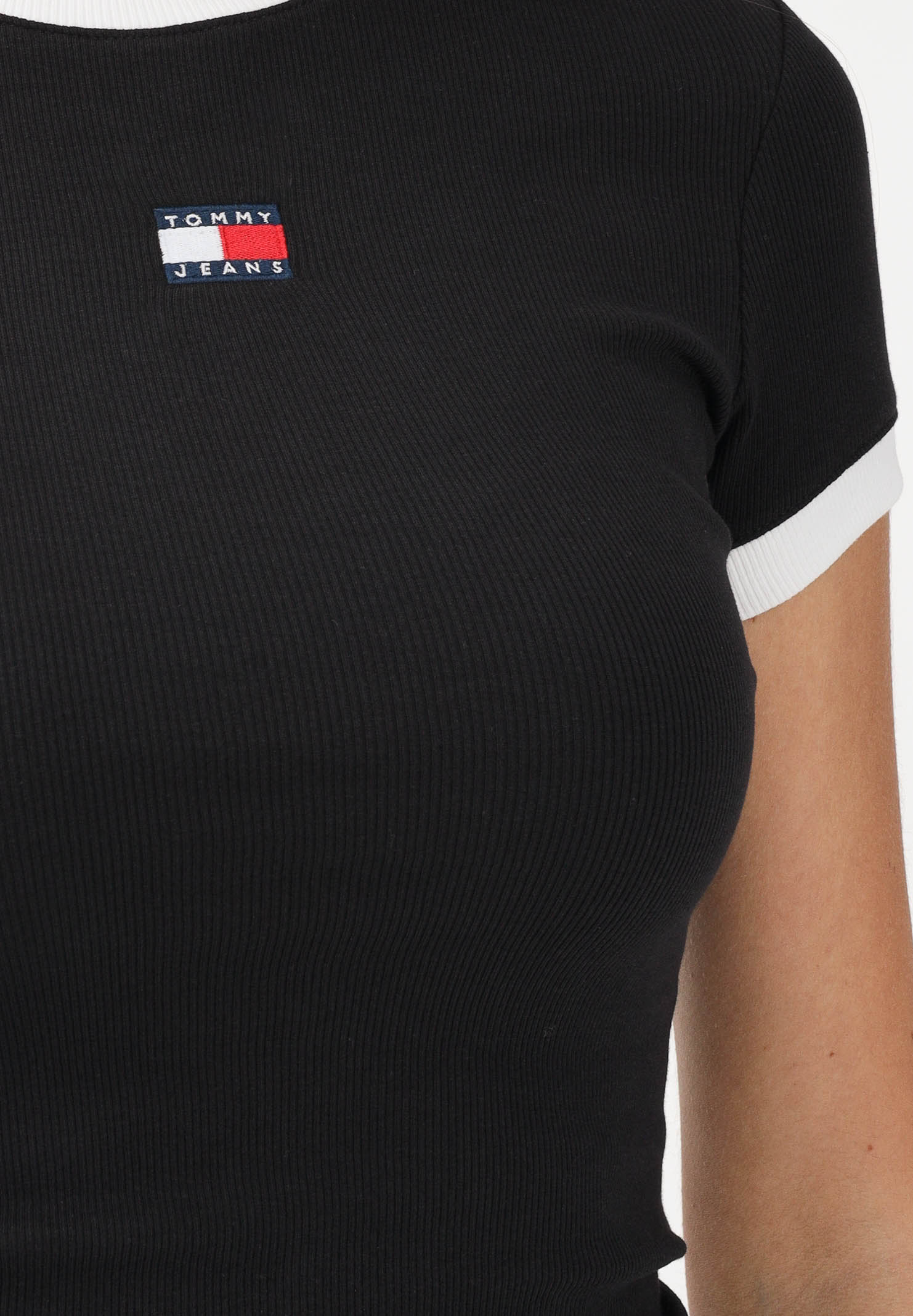 TOMMY JEANS T-shirt a manica corta nera da donna con logo e finiture a contrasto DW0DW22575 BDS TOMMY JEANS 