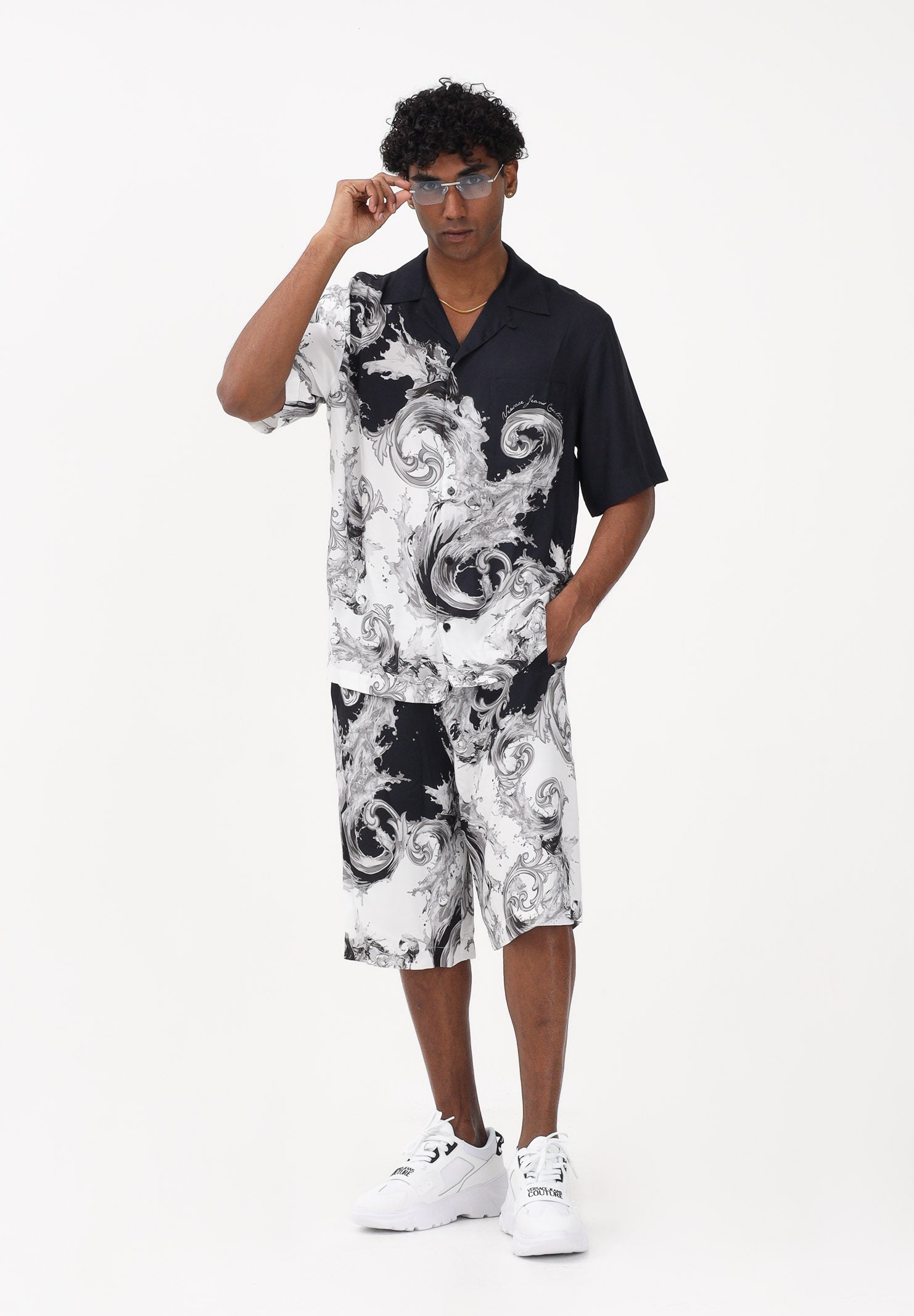 VERSACE JEANS COUTURE Shorts nero da uomo con stampa Wave Couture 80GAD10BNS787 V22 VERSACE JEANS COUTURE 