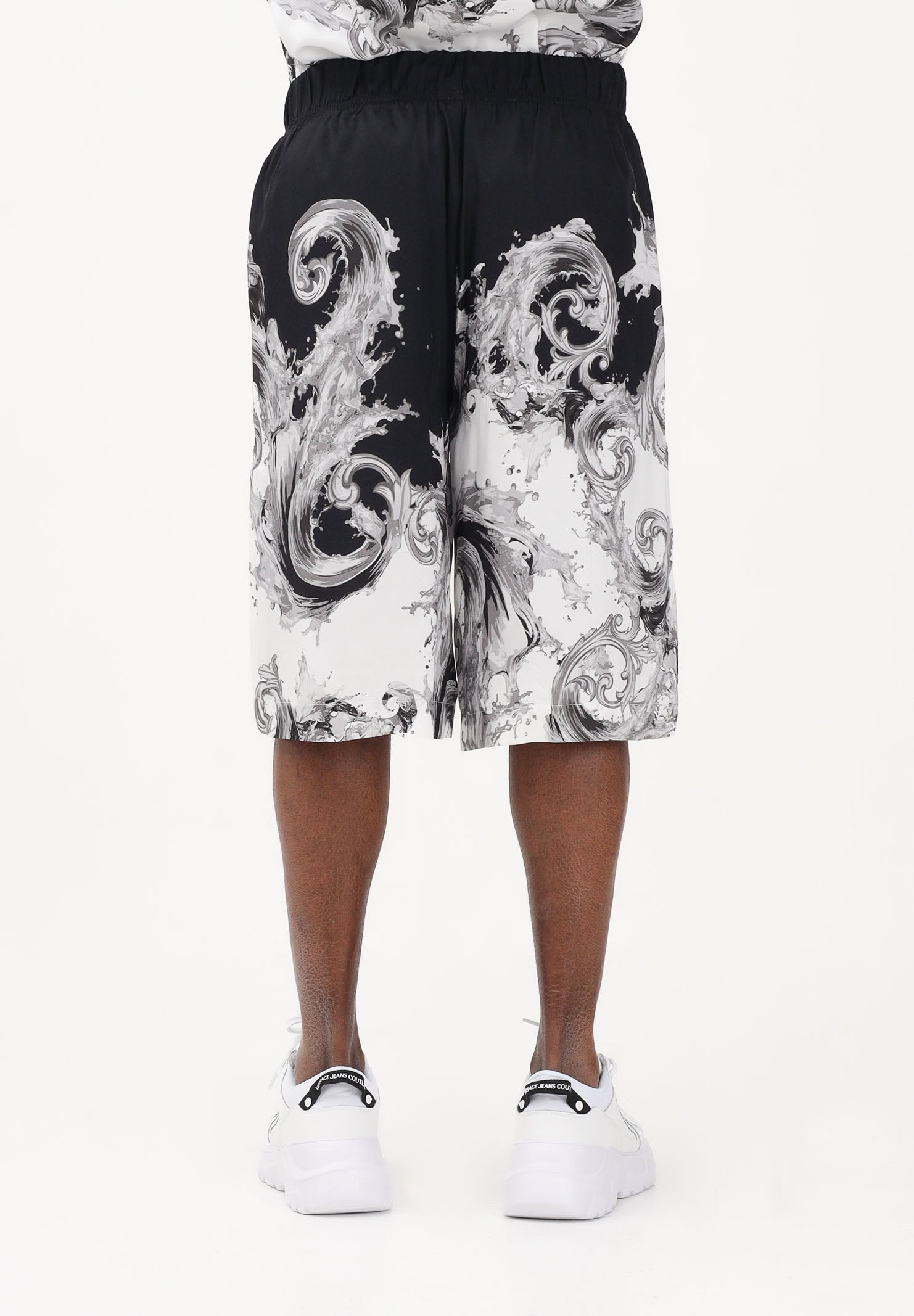 VERSACE JEANS COUTURE Shorts nero da uomo con stampa Wave Couture 80GAD10BNS787 V22 VERSACE JEANS COUTURE 