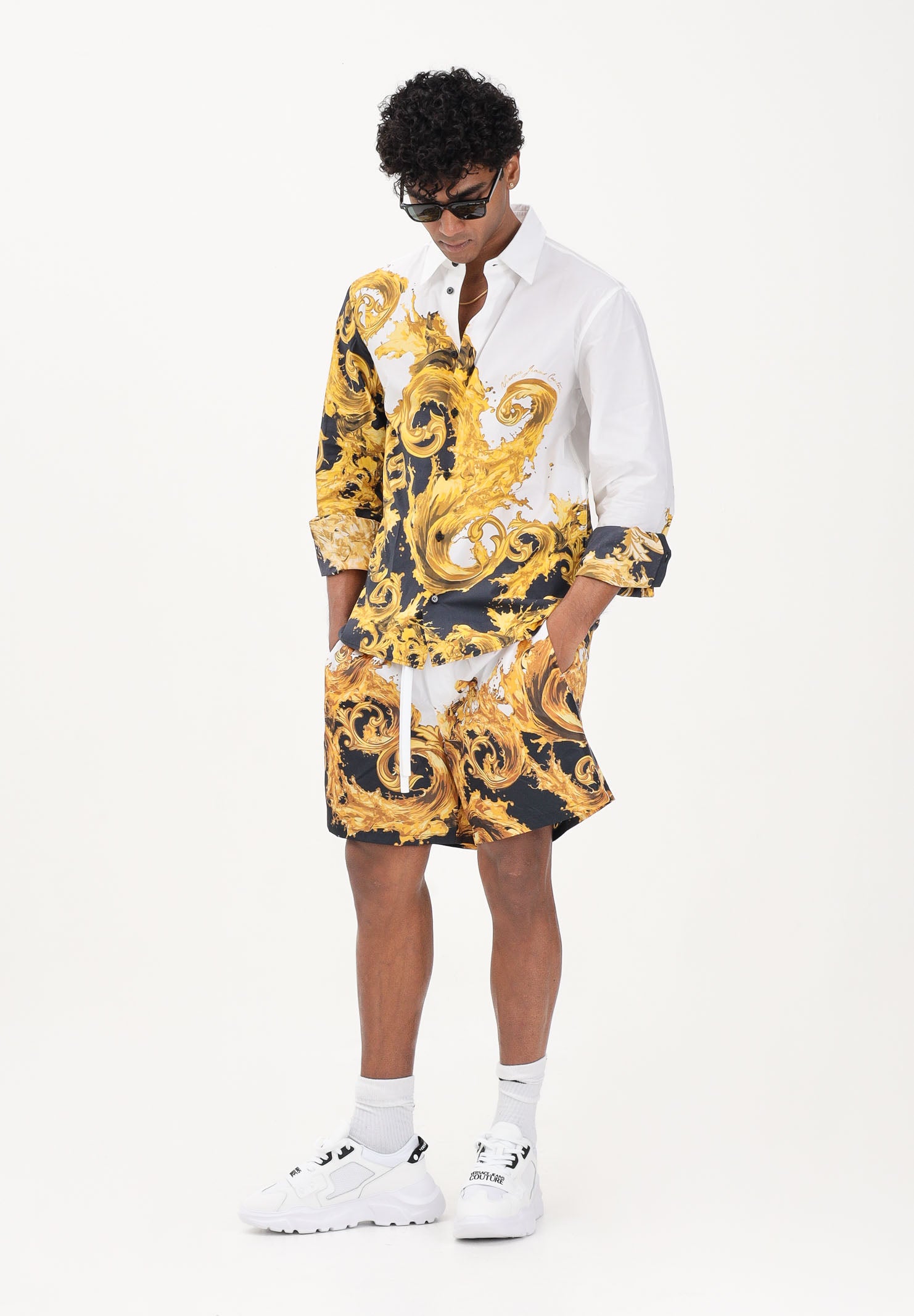 VERSACE JEANS COUTURE Shorts bianco e nero da uomo con stampa Wave Couture 80GADD16CQ23D GL2 VERSACE JEANS COUTURE 