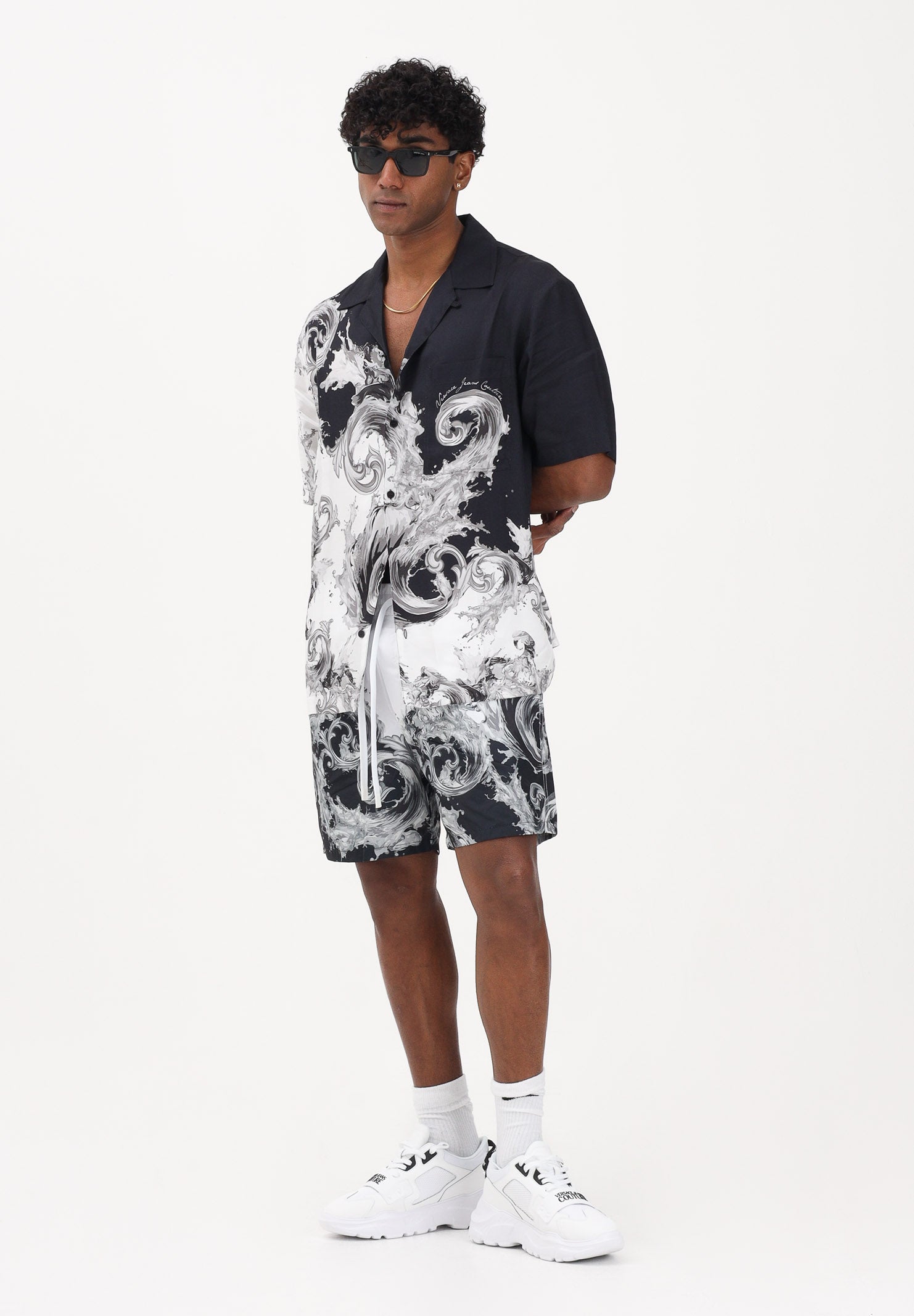 VERSACE JEANS COUTURE Shorts bianco e nero da uomo con stampa Wave Couture 80GADD16CQ23D V22 VERSACE JEANS COUTURE 